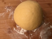 Pastateig - zu einer Kugel formen